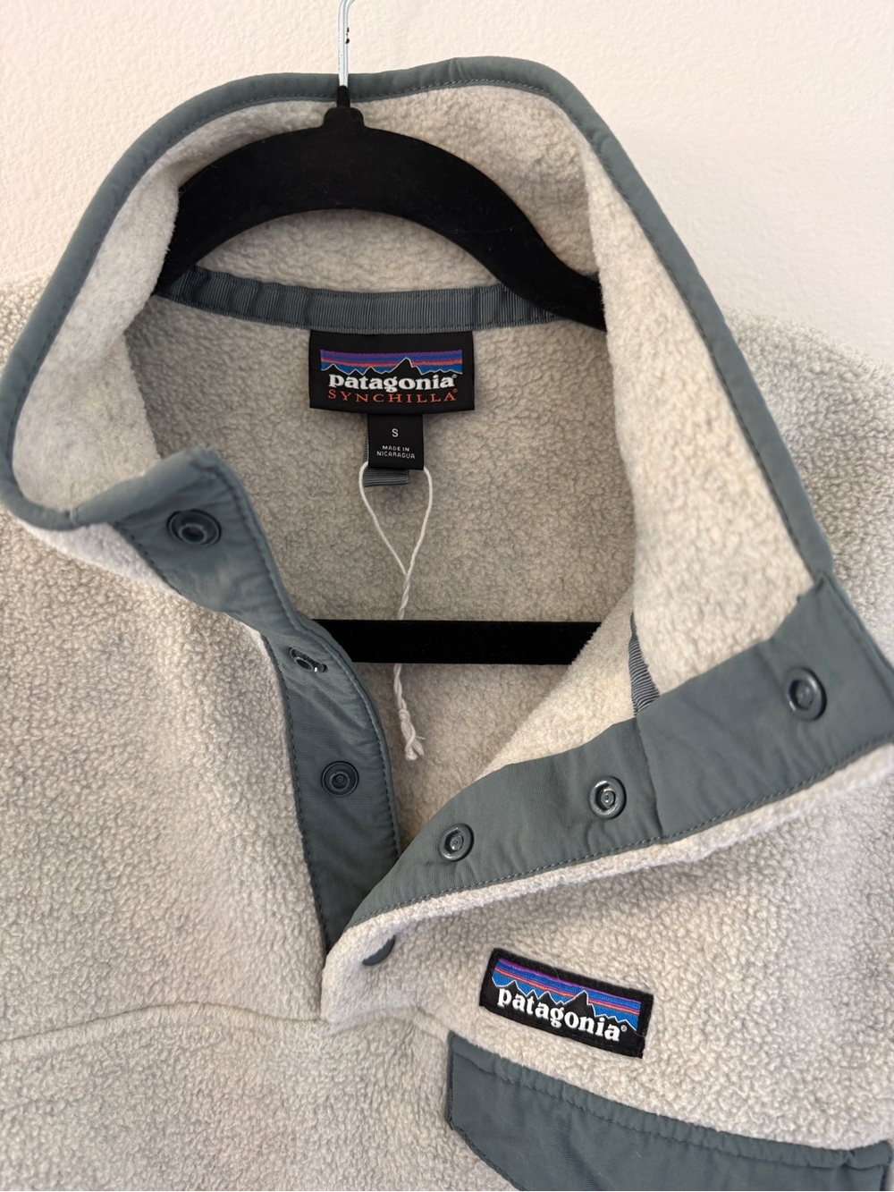 Patagonia Light Gray Synchilla Fleece Pullover with Slate Trim - Picture 3 of 4